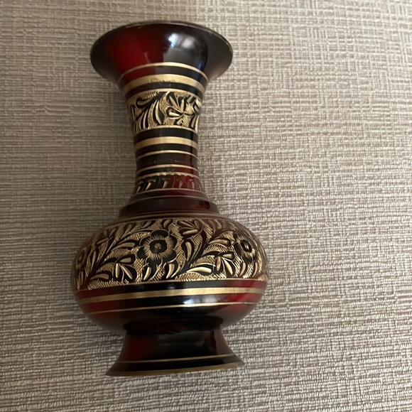 Vintage Engraved Metal Brown And Gold Vase with flowers, made in India - Picture 5 of 5